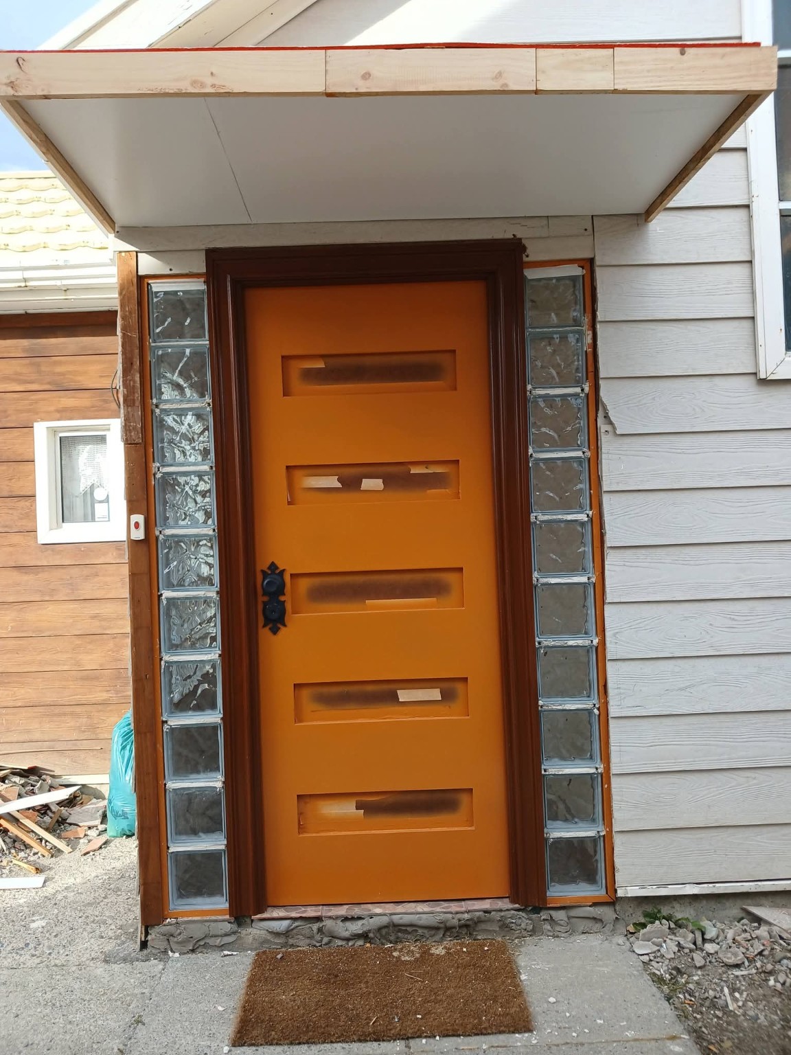 Acceso remodelado por J&L Obras Menores